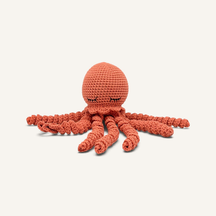 Tenta corail, la pieuvre Kwaii crochetée à la main