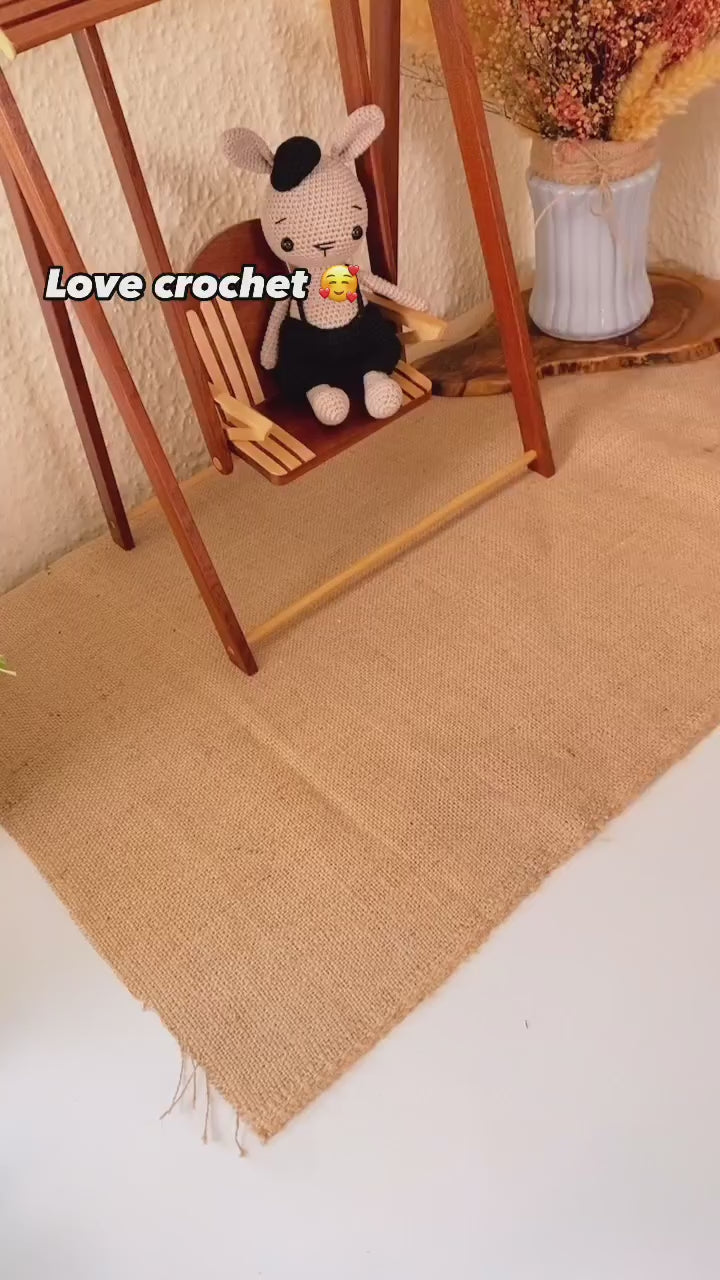 Le chat endormi d’Asmahane, crocheté en fil de coton, sort de son panier